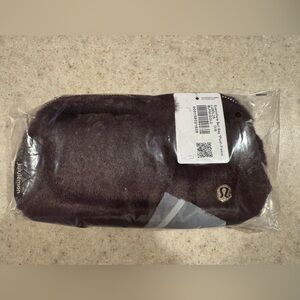 Lululemon Everywhere Belt Bag 1L
Plush Fleece Black Plum/Gold